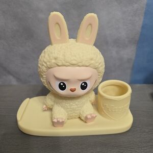 1 Labuu Coin, Pen, and Phone Stand